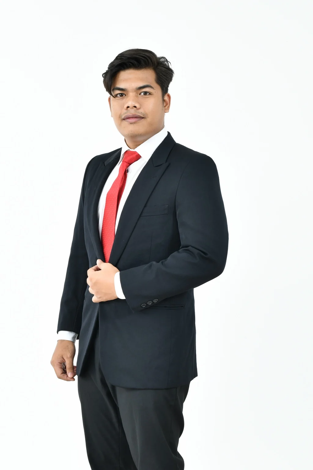 Potret profesional Muhammad Izzulislam bin Rosman berpakaian sut hitam dan tali leher merah